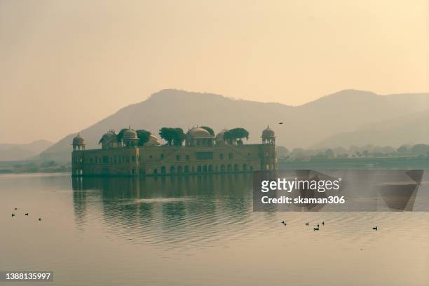 beautiful sunrise over jal mahal palace located middle of lake near amber fort jaipur india - jaypour photos et images de collection