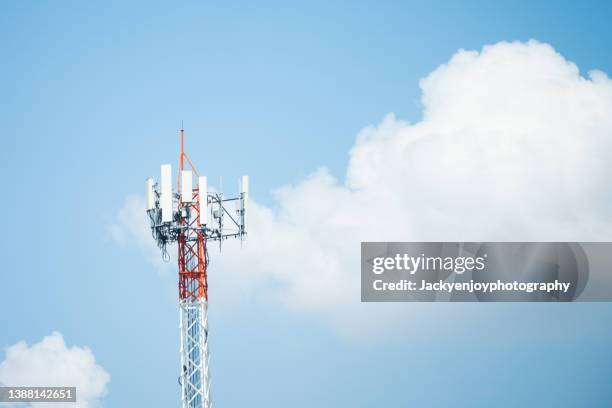 communication tower - fernsehantenne stock-fotos und bilder