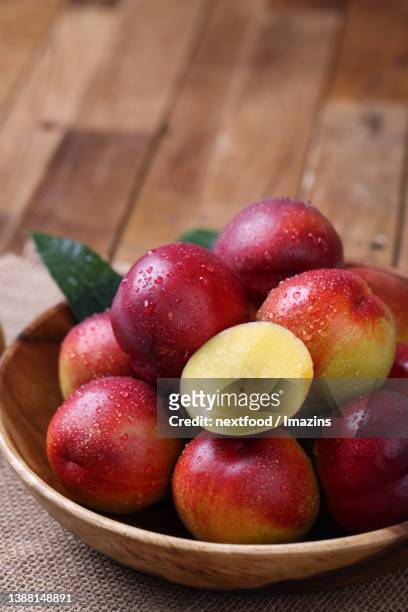 peach - nectarine photos et images de collection