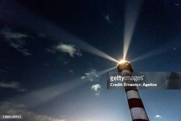 lighthouse at night - atalaya fotografías e imágenes de stock