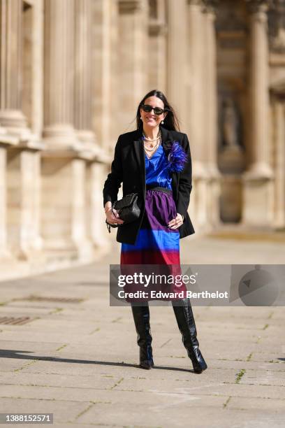 Alba Garavito Torre wears black sunglasses from Ray Ban, large pearls pendant earrings, a pearls necklace, a royal blue electric V-neck short sleeves...