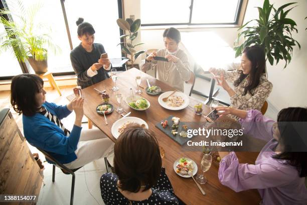 women having party - ホームパーティ　日本人 ストックフォトと画像