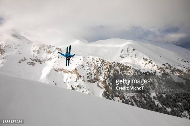freeride-skifahrer in upside-down-position beim rückwärts-flipping im backcountry-berg - adrenalin stock-fotos und bilder