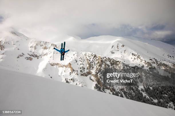 freeride skier in upside down position while back flipping in the back country mountain - achterwaartse salto stockfoto's en -beelden