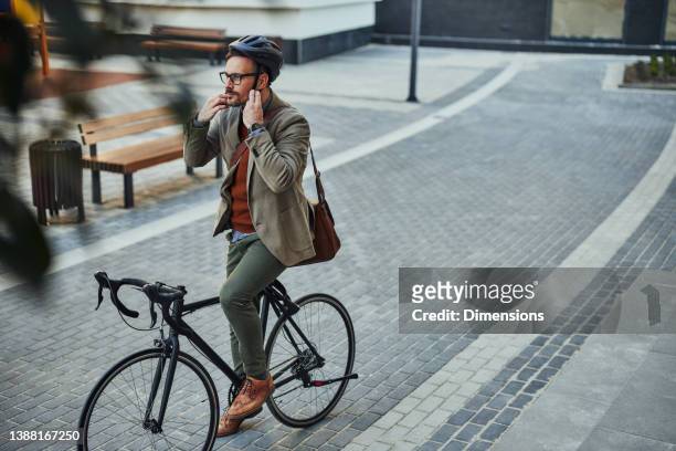beau jeune homme d’affaires avec son vélo dans la ville - motard photos et images de collection