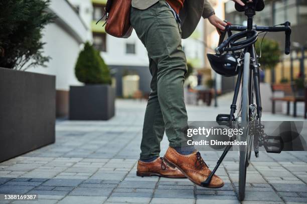empresário estaciona sua bicicleta na cidade - movendo um veículo - fotografias e filmes do acervo