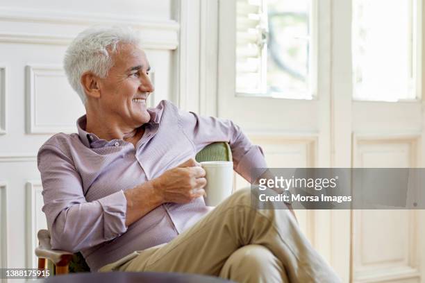 uomo anziano che beve caffè a casa durante il blocco - vivere semplicemente foto e immagini stock