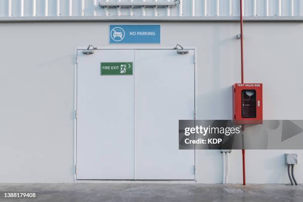 factory fire exit door and fire protection system of distribution warehouse. - 非常口 ストックフォトと画像
