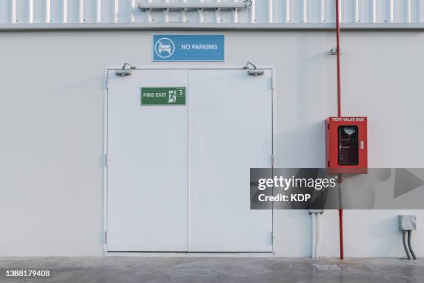 factory fire exit door and fire protection system of distribution warehouse. - sinal de entrada imagens e fotografias de stock
