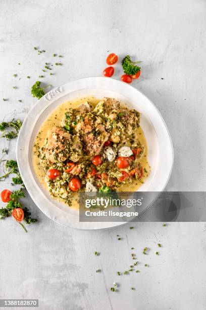 cremiges hähnchen und feta - food flatlay stock-fotos und bilder