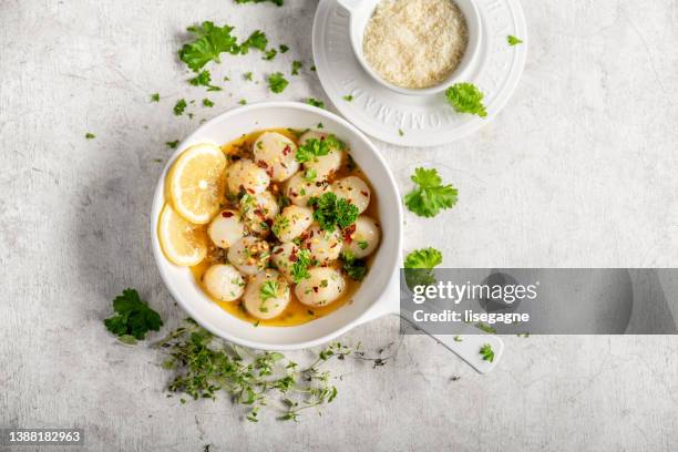 capesante al burro - conchiglia di san giacomo foto e immagini stock