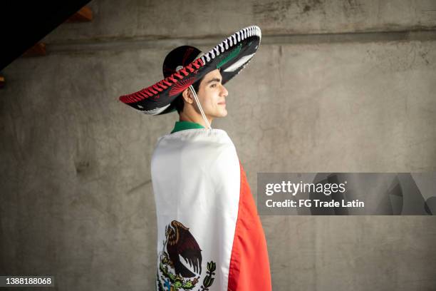 https://media.gettyimages.com/id/1388188068/photo/teenage-latin-boy-with-the-mexican-flag-over-and-a-sombrero.jpg?s=612x612&w=gi&k=20&c=V77DMVs2OdmS9xH4k5YdcTEcRQjolA0pptirkKkOlZo=
