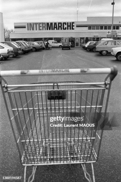 Caddy sur le parking d'un supermarché 'Carrefour' à chartres, le 28 novembre 1983.