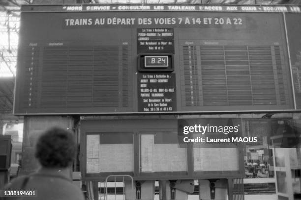 Panneau d'affichage des trains de la gare du Nord vide lors de la grève de la SNCF, le 8 mars 1984, à Paris.