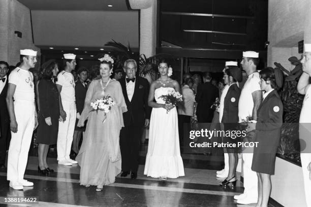 Grace de Monaco avec Caroline et le Prince Rainier lors d'une soirée à Monte-Carlo le 11 aout 1975