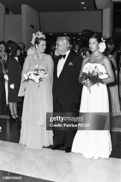 Grace de Monaco avec Caroline et le Prince Rainier lors d'une soirée à Monte-Carlo le 11 aout 1975