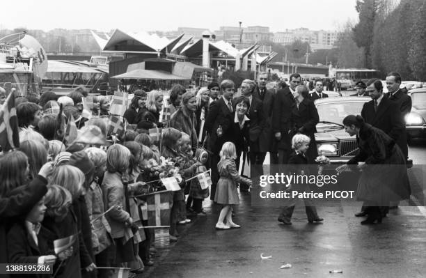 Le roi Charles XVI Gustave et la reine Silvia de Suède avant une balade en bateau-mouche à Paris le 12 novembre 1976