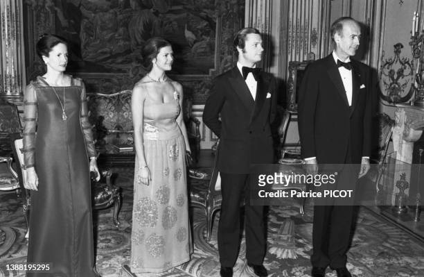 Le roi Charles XVI Gustave et la reine Silvia de Suède lors d'une réception au Palais de l'Elysée en compagnie du président français Valéry Giscard...