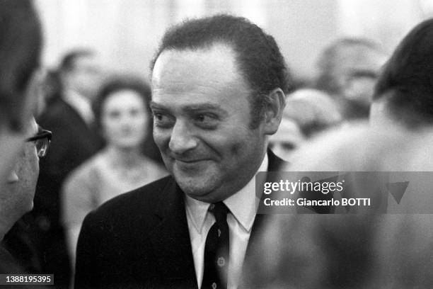 Portrait de René Goscinny dans une soirée de gala à Paris, dans les années 1960.