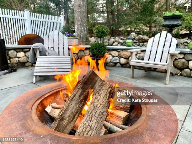 fire pit - buraco de fogueira imagens e fotografias de stock