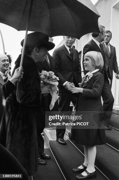 La reine Silvia de Suède reçoit un bouquet de fleurs de la part d'une fillette à Paris le 12 novembre 1976