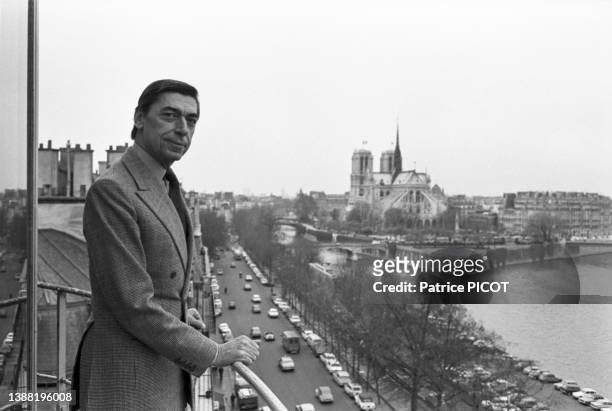 Portrait de Claude Terrail au balcon de la 'Tour d'Argent' à Paris, le 15 mars 1976.