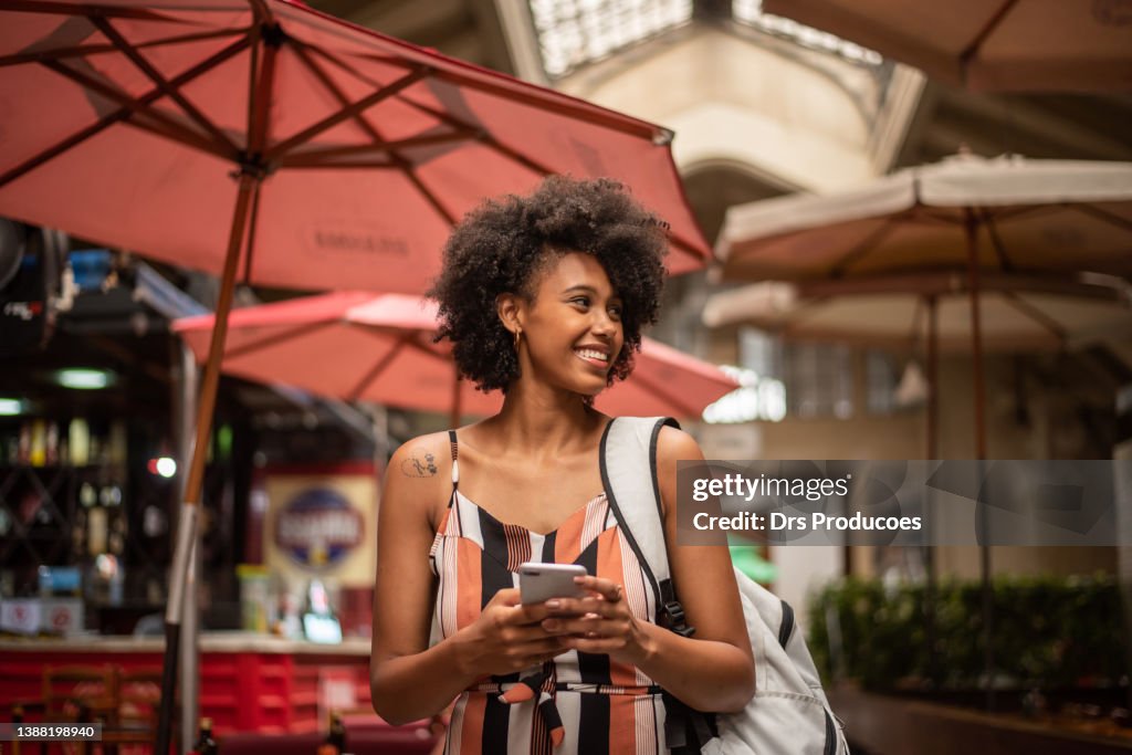 Tourist mit Handy in der Stadt