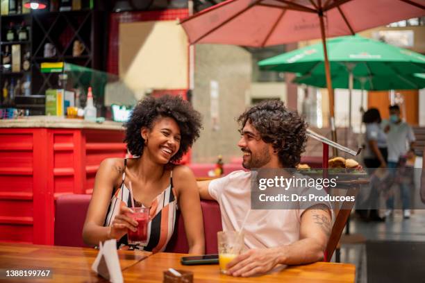 couple drinking juice at restaurant - juice bar stock pictures, royalty-free photos & images