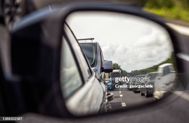 mirando hacia atrás en el atasco de tráfico - tráfico fotografías e imágenes de stock