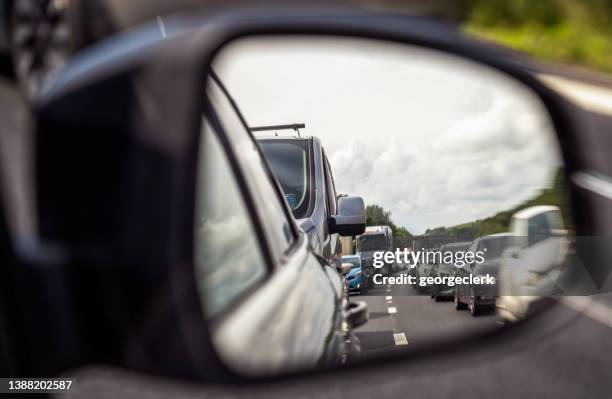 looking back at traffic jam - verkeer stockfoto's en -beelden