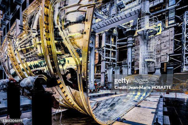Eléments de la chambre à vide toroïdale où se produira la reaction de fusion lors de la construction du réacteur thermonucléaire expérimental...