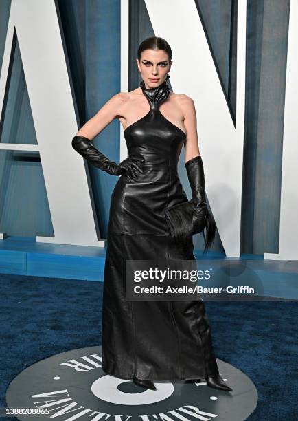 Julia Fox attends the 2022 Vanity Fair Oscar Party hosted by Radhika Jones at Wallis Annenberg Center for the Performing Arts on March 27, 2022 in...