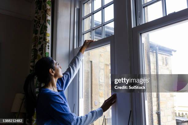 closing the windows - close stockfoto's en -beelden