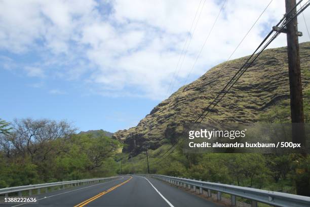 empty road along the mountain - waianae_hawaii stock pictures, royalty-free photos & images