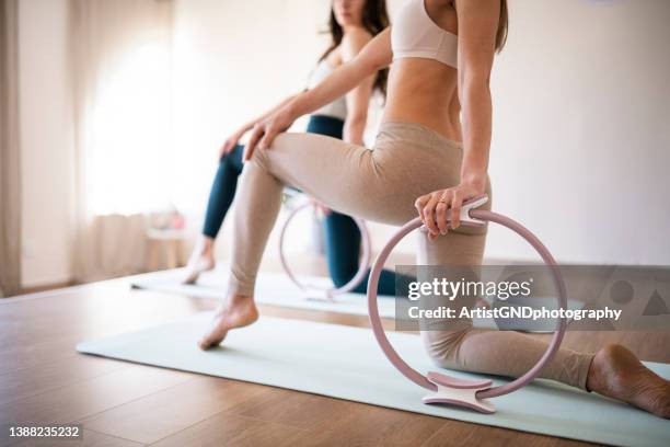 pilates classe. - cerchio in metallo da pilates foto e immagini stock