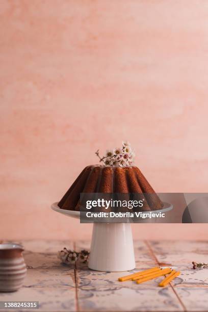 kugelhopf-torte auf einem kuchenstand als traditionelles gericht serviert - sponge cake stock-fotos und bilder