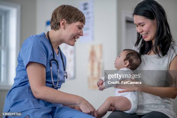 bilan de santé de maman et de bébé - blouse blanche femme photos et images de collection