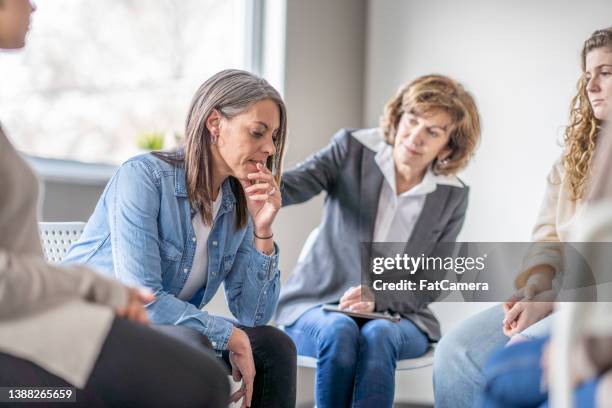 supporting during group therapy - group women support doctor stock pictures, royalty-free photos & images