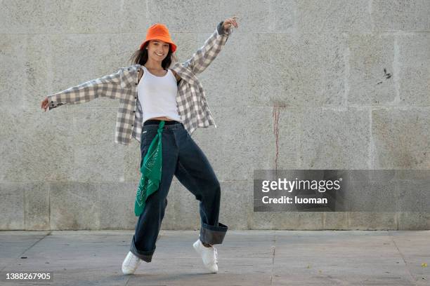 street dancer performt - white pants stock-fotos und bilder