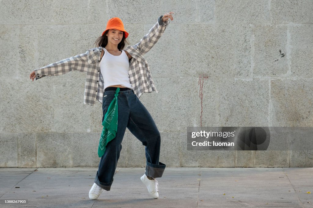 Danzatrice di strada che si esibisce