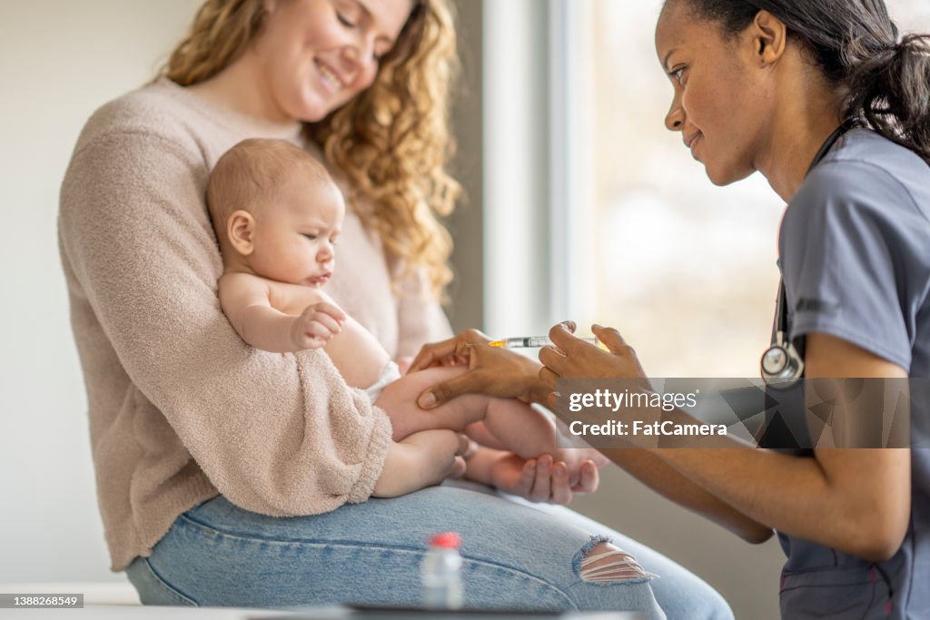 Baby, das eine Immunisierung erhält