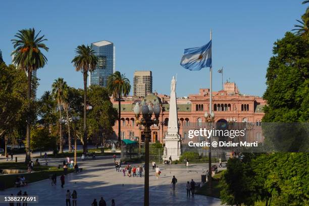 argentinian flag flying over the plaza de mayo in buenos aires, argentina - buenos aires fotografías e imágenes de stock
