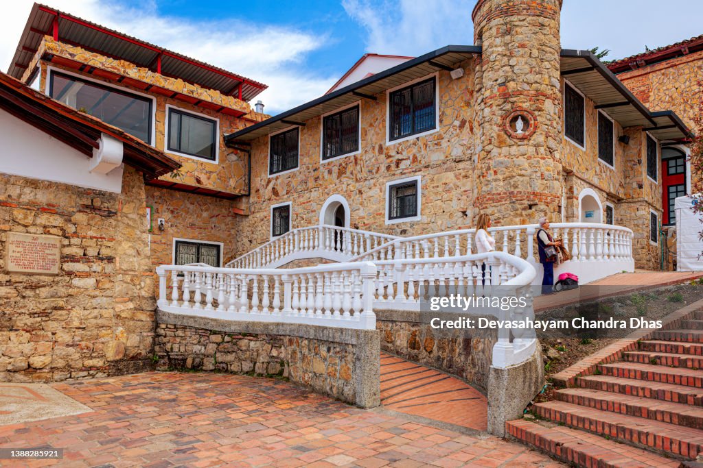 Bogotá Colombia Edificios Conectados A La Iglesia En El Pico De La Montaña De Los Andes De Guadalupe Que Domina La Capital De América Del Sur Foto de stock - Getty Images Bogotá Colombia Edificios Conectados A La Iglesia En El Pico De La Montaña De Los Andes De Guadalupe Que Domina La Capital De América Del Sur Foto de stock - Getty Images