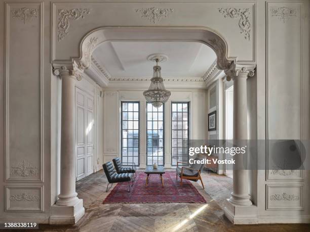 interior of the mansion in a classic style - capital architectural feature - fotografias e filmes do acervo