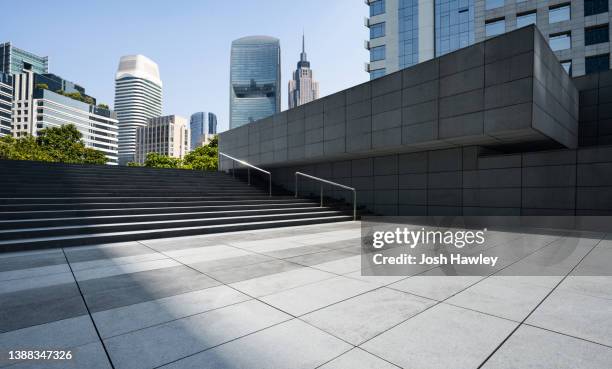 city parking lot and square - städtischer platz stock-fotos und bilder