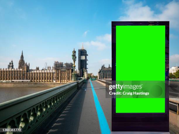 houses of parliament bridge london uk - close-up - real time low angle view  of empty chroma key advertisement billboard commercial sign. concept for retail, economy and business growth, digital display, communication and marketing topics. - london billboard fotografías e imágenes de stock
