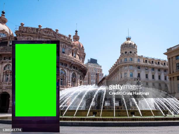 piazza de ferrari fountain, genoa italy  - 4k close-up - real time low angle view  of empty chroma key advertisement billboard commercial sign. concept for retail, economy and business growth, digital display, communication and marketing topics. - genoa italy photos et images de collection
