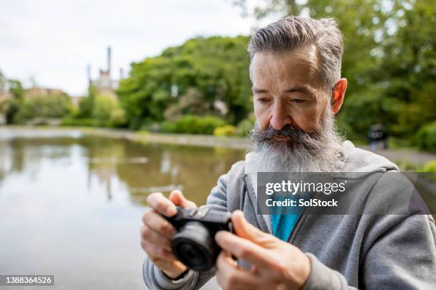 stolz auf sein foto - schnauzbart kaiserlich stock-fotos und bilder