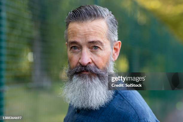 ein selbstbewusster mensch - schnauzbart kaiserlich stock-fotos und bilder