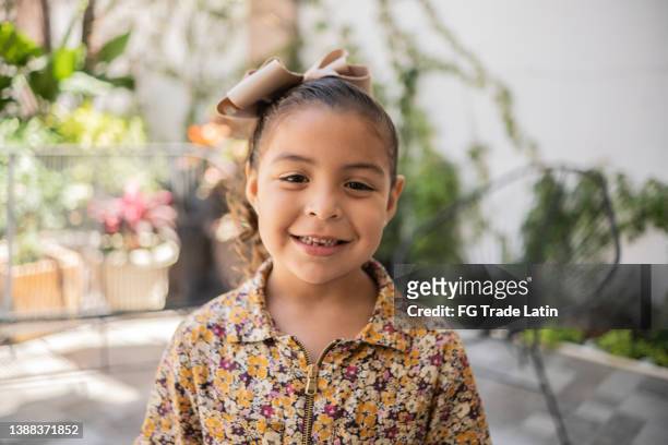 portrait of a latin girl in the backyard - cute mexican girl stockfoto's en -beelden